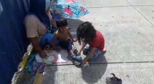 Ребенок подарил свою обувь и носки бездомному мальчику на улице в Малайзии (5 фото + 1 видео)