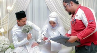 В Малайзии курьер прервал свадьбу, чтобы вручить невесте посылку (6 фото + 1 видео)