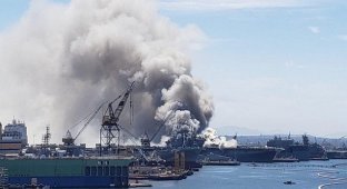 На военно-морской базе в Сан-Диего загорелся корабль «Боном Ричард» (USS Bonhomme Richard) (8 фото + 2 видео)