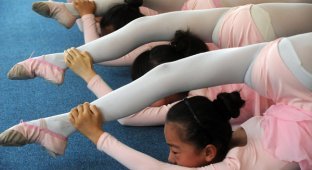 Занятия в школе танцев Китая (8 фото)