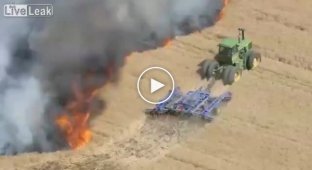 Фермер спасает свое поле от пожара