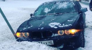 «Кармой машины я цепляю снег,» — автомобилист на BMW вылетел с трассы (4 фото + 1 видео)