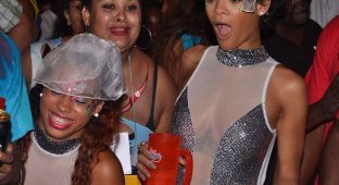 Рианна на какой-то вечеринке на Барбадосе (19 фото)