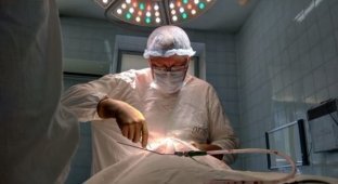 Хирург уже несколько лет тратит свой отпуск на то, чтобы провести бесплатные операции детям (16 фото + 1 видео)