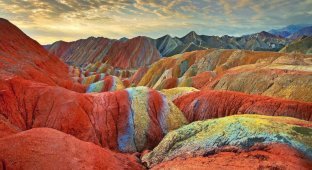Цветные горы: очередная загадка природы (7 фото)