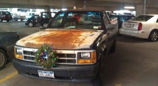 Рождественские украшения на старом авто (4 фото)