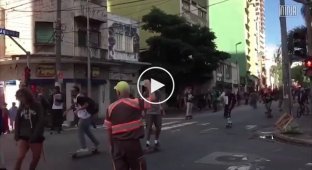 В Сан-Паулу автомобиль протаранил толпу скейтбордистов
