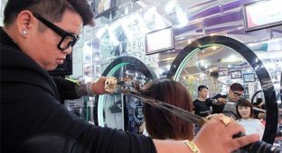 Вьетнамский парикмахер использует самурайский меч, чтобы 'рубить' модные прически (7 фото)