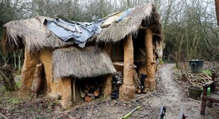 Парень за 4 года построил настоящий «дом хоббита» из глины и коряг (10 фото)