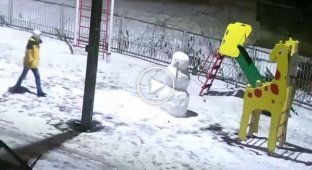Неравный бой со снеговиком
