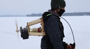 Мужчина изобрёл «рюкзак» для скоростного катания по льду (4 фото)