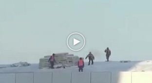 Рабочие устроили катания по крыше