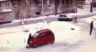 В Екатеринбурге автомобилистка избила маму с коляской и прокатила ее на капоте (7 фото + 1 видео)