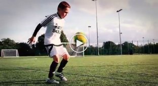 8-летний футболист демонстрирует свои впечатляющие навыки работы с мячом   