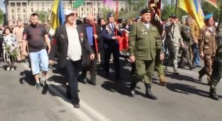 Экс-депутат выдал себя за ветерана на параде с удовольствием принимал цветы и поздравления (5 фото)