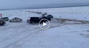В Якутске водитель сбил полицейского на стихийной переправе