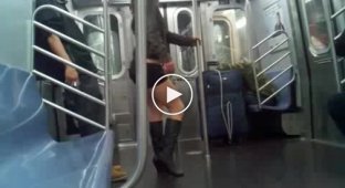 Девушка танцует в метро у шеста