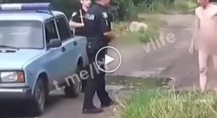 Под Харьковом голый наркоман навалял полицейскому и предложил обнимашки