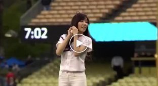 Поп звезда из Азии показывает как надо кидать бейсбольный мячик