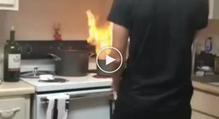 Попытка потушить горящее масло водой