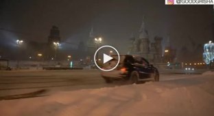 Москвич прокатился на горных лыжах по заснеженным столичным дорогам