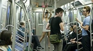 Стриптиз в метро (3 фотографии)