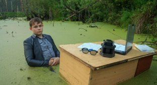 Фотосессия челябинского школьника за столом в болоте взорвала соцсети (13 фото)