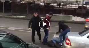 В Москве трое мужчин избили человека у входа в магазин «Азбука вкуса», повздорив с ним из-за парковки