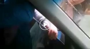 Дорожные разборки в Рязани. Мужчина разбил стекло машины беременной женщины (мат)