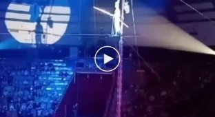 Канатоходец рухнул с высоты во время выступления в тюменском цирке