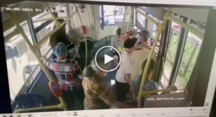 Никто из пассажиров автобуса не помог потерявшей сознание девушке