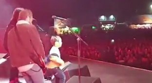 Foo Fighters пригласили на сцену 5-летнего фаната, и он зажег публику (6 фото + 1 видео)