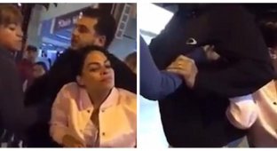 Семейные разборки в аэропорту. Обманутая жена поймала мужа с любовницей во время регистрации на рейс (5 фото + 1 видео)