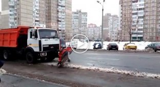 Денег нет, а убрать снег на Троещине надо. Киев