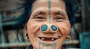 Веселый дух последних представительниц племени апатани с пробками в носу (16 фото)