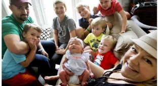 В семье, воспитывавшей 6-х мальчиков, наконец, родилась девочка (7 фото)