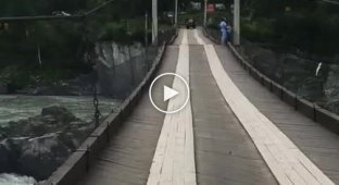 Лёха прокатился на квадроцикле и упал с подвесного моста в Горном Алтае (мат)