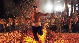 Китайский ритуал хождения по углям (7 фото)