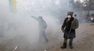 17 впечатляющих кадров вооруженных столкновений в Киеве (17 фото)