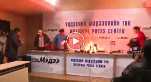 В Монголии Председатель профсоюза рабочих поджёг себя во время пресс-конференции