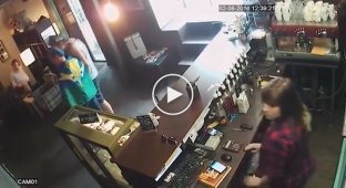 Камеры наблюдения сняли десантников, громящих кафе в Москве
