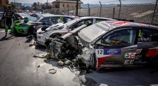 Куча-мала из машин: массовая авария на гонке WTCR в Португалии (2 фото + 1 видео)
