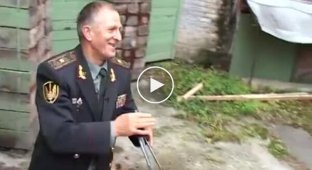 Генерал украинского спецназа метает ножи