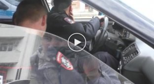 Краснодарские полицейские отдыхают во время дежурства