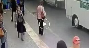 В Омске из салона автобуса на ходу выпала пассажирка