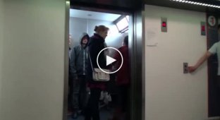 Шутник в лифте