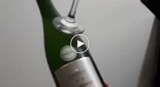 Открыть шампанское с помощью бокала