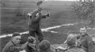 Веселье немецких солдат во время Второй Мировой Войны (24 фото)