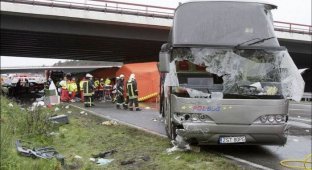 В Германии разбился автобус с польскими туристами (8 фото)
