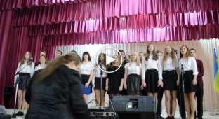 Чудесные украинские дети, поют песню. Я Бандерiвець